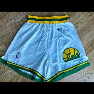 Vintage Seattle SuperSonics shorts - size Medium